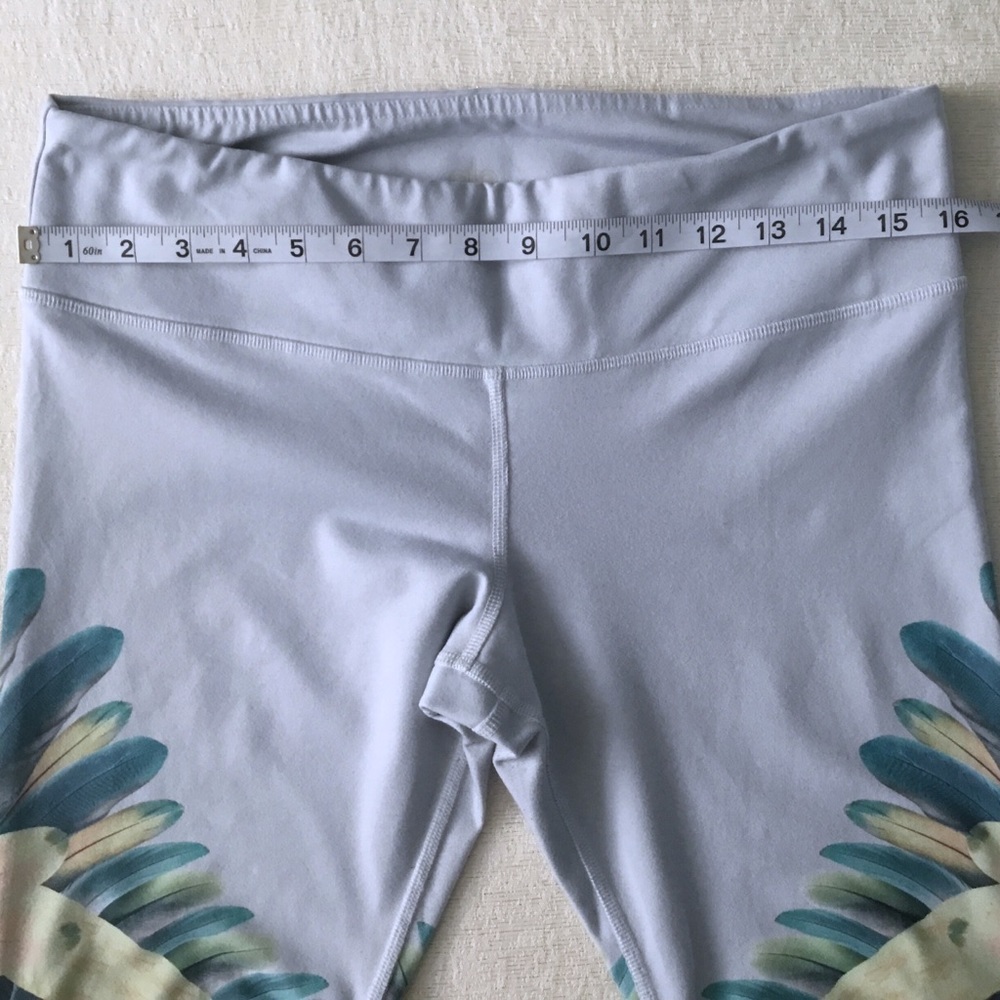 Alo Yoga Goddess Ribbed Legging Woman’s Size Large Tropical Feathers Print/Grey - Picture 9 of 13